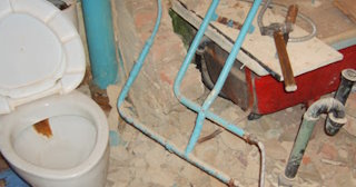 Профессиональный демонтаж перегородки ванной и туалета в Евпатории - от 575 рублей